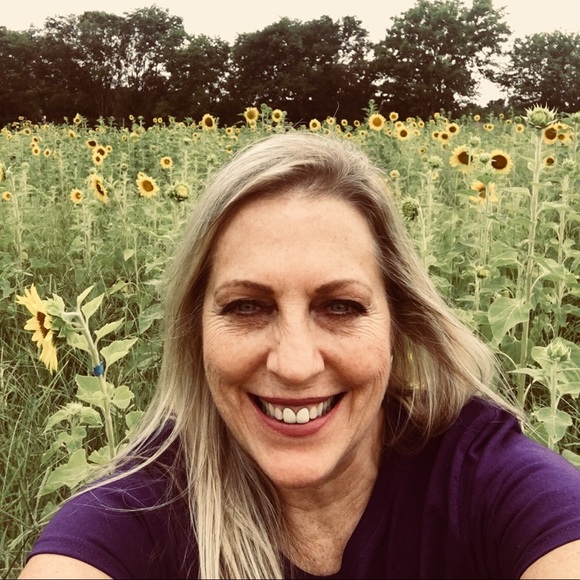 Meet your Posher, Suzanne - Picture 1 of 2